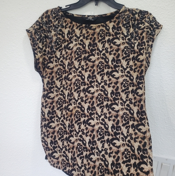 Leopard Print Women's Top Size 6. - Picture 2 of 8